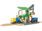 Spielzeug-Verladestation mit Kran, LKW, Waggon und Arbeiterfigur.