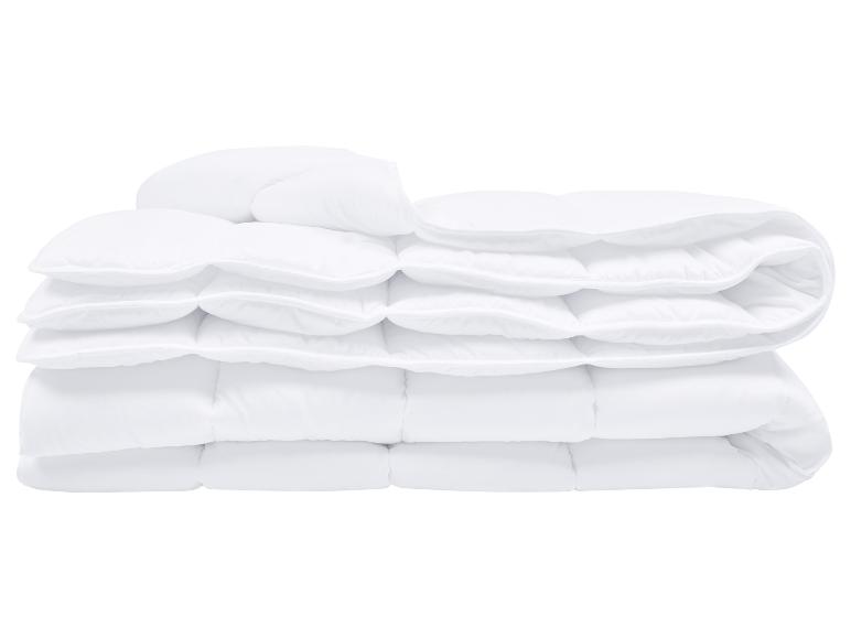 Weiße gefaltete Bettdecke mit gesteppten Nähten