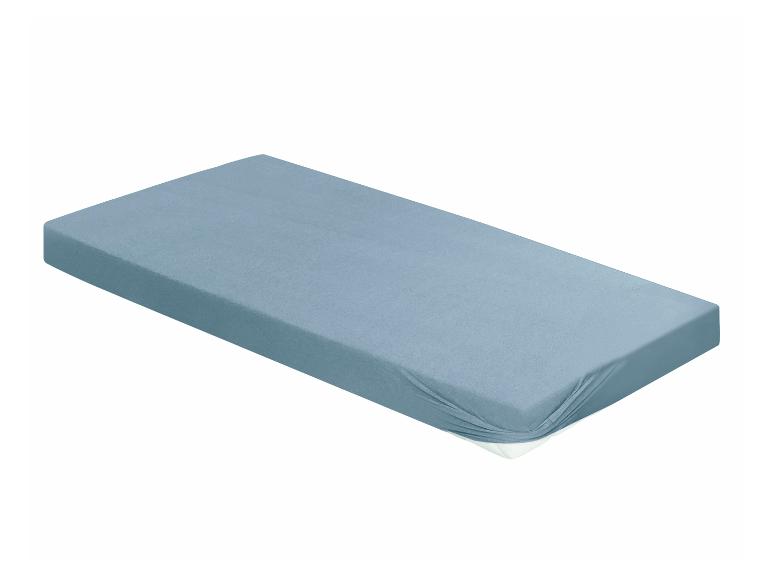 Ein hellblaues Spannbettlaken für eine Matratze.