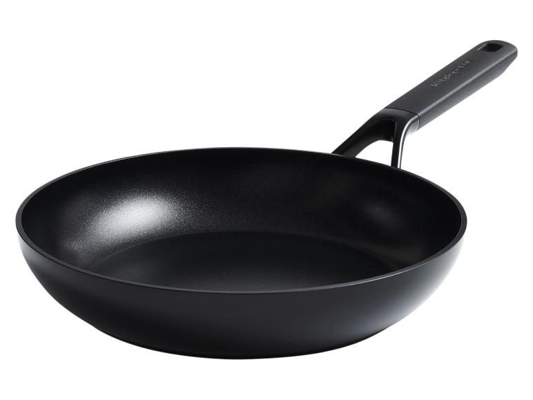 Schwarze KitchenAid Bratpfanne mit Antihaftbeschichtung und langem Griff.