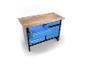 Werkbank mit heller Holzplatte und blauen Schubladen, eine Schublade offen.