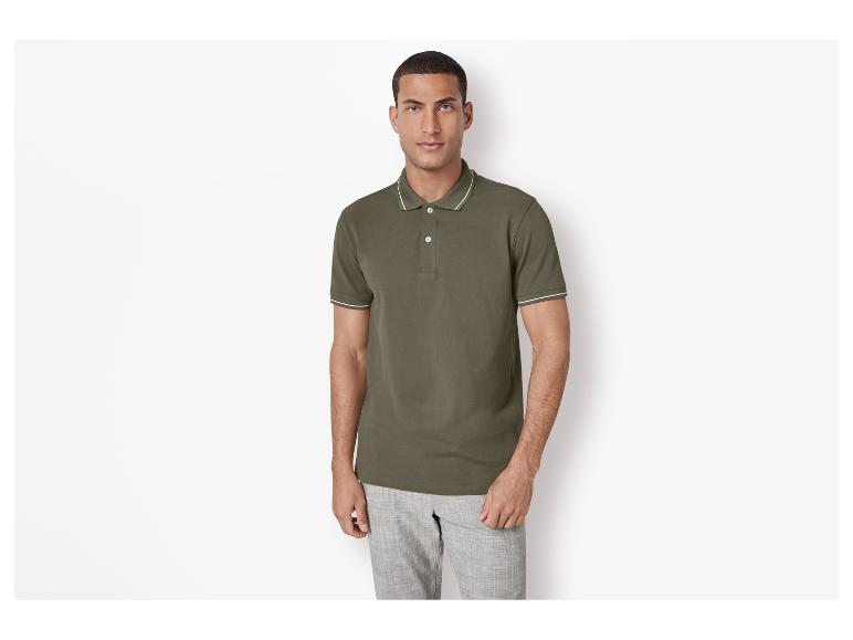 Olivengrünes Polo und graue karierte Hose: Herrenmode.