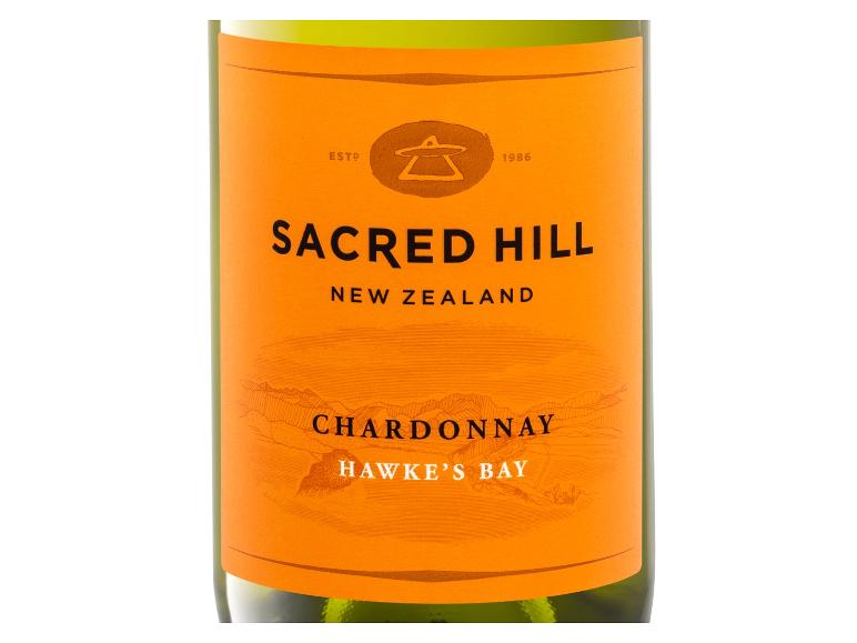 Etikett einer Weißweinflasche mit dem Text „Sacred Hill New Zealand Chardonnay Hawke's Bay“.
