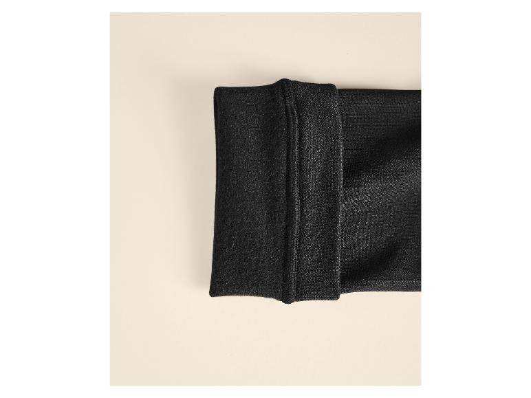 Schwarze, gefütterte Thermokleidung mit sichtbarer Naht.