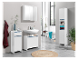 Moderne weiße Badezimmermöbel mit Spiegelschrank und Hochschränken.