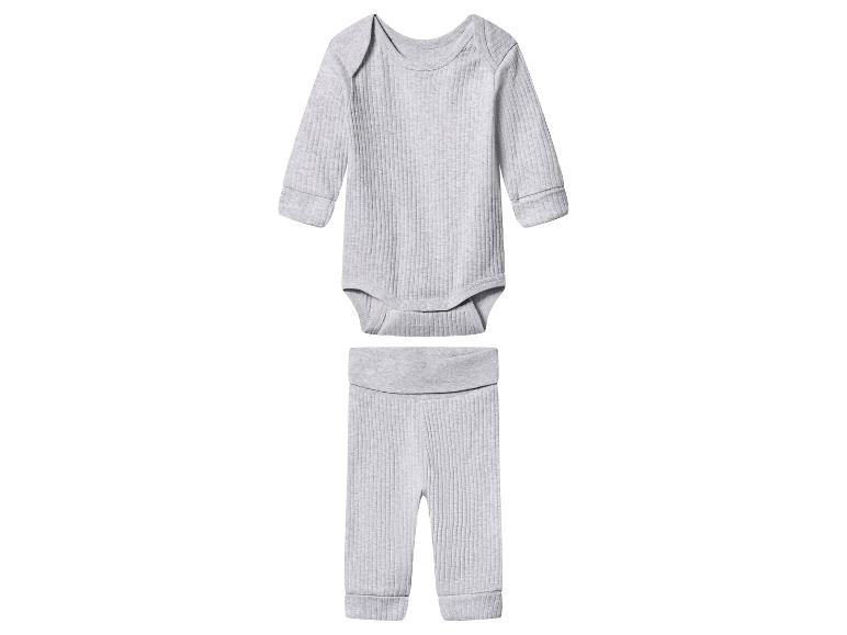 Grauer gerippter Baby-Body und Hose.