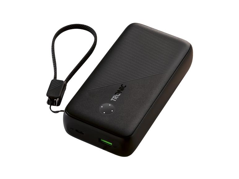Schwarze Powerbank mit gestreifter Textur und Handschlaufe, mit USB-Anschlüssen und LED-Anzeigen.