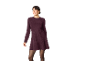 Frau in einem lila Strickkleid auf schwarzem Hintergrund