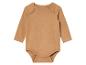 Ein brauner Baby-Body mit langen Ärmeln.