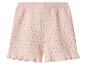 Hellrosa Strickshorts mit Lochmuster und Rüschensaum.