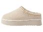 Beige Plateau-Hausschuhe mit gestickten Details und flauschigem Futter.