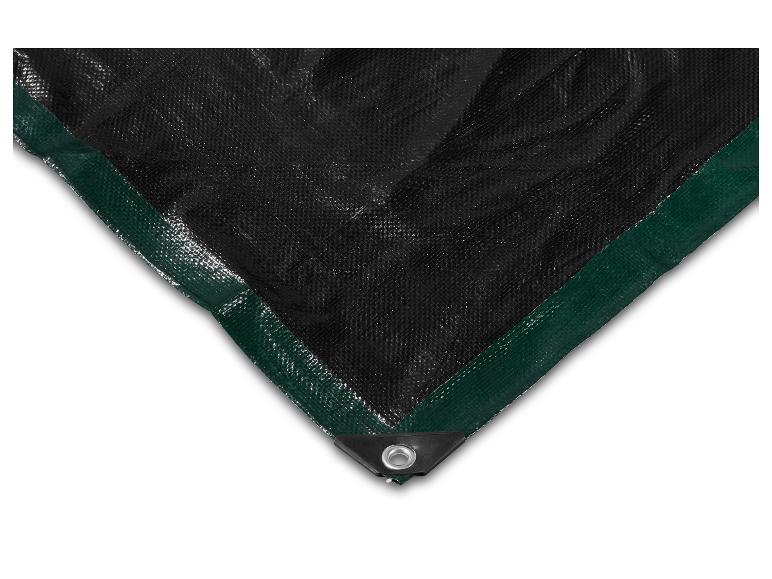Schwarze Plane mit grünen Rändern und Metallöse in der Ecke