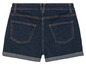 Blaue Jeans-Shorts mit umgeschlagenem Saum.