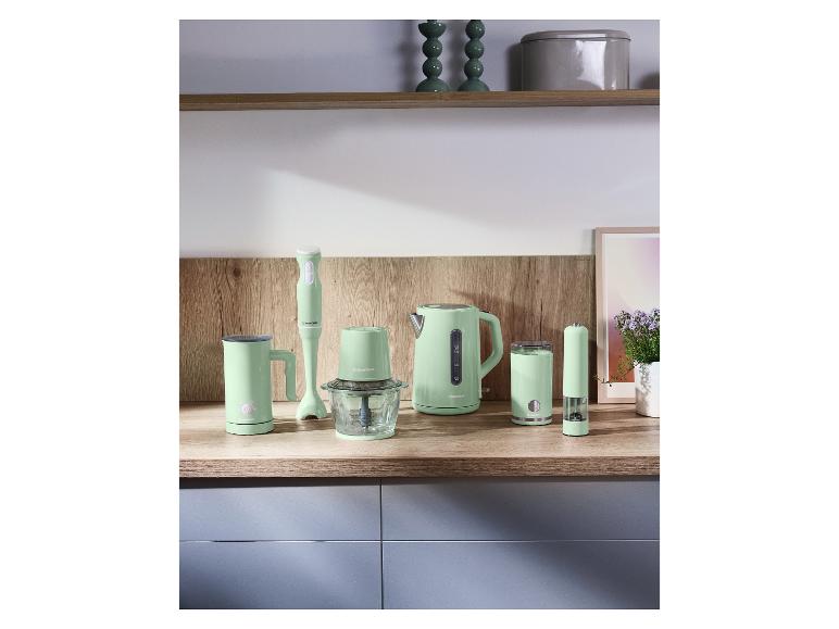 Set mintgrüner Küchengeräte: Wasserkocher, Stabmixer, Zerkleinerer, Milchaufschäumer und Gewürzmühle auf einer Holztheke.