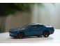 Blaues 3D-Puzzle in Form eines Sportwagens auf einem weißen Tisch.
