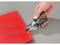 Ösenzange wird verwendet, um Metallringe an rotem Material zu befestigen.