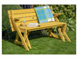 Eine gelbe Holzbank mit einer Decke und einem Buch im Garten.