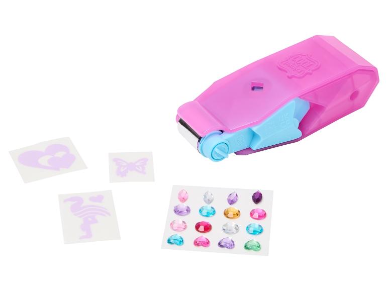 Pinke Cool Maker Stempelmaschine mit Schablonen und Edelsteinen.