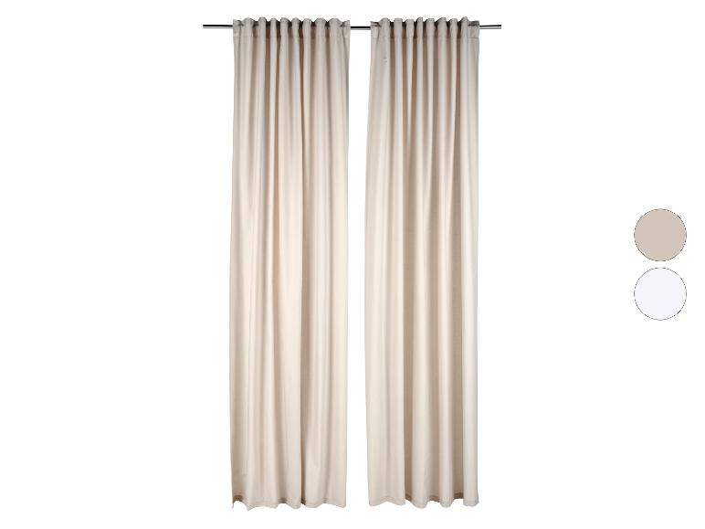 Zwei beige Vorhänge hängen an einer Stange mit Farbmustern daneben.