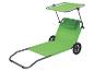 Grüne Liege mit Sonnenschirm und Rädern.