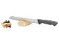 SilverCrest Brotmesser schneidet ein Baguette, mit einer bestrichenen Brotscheibe.