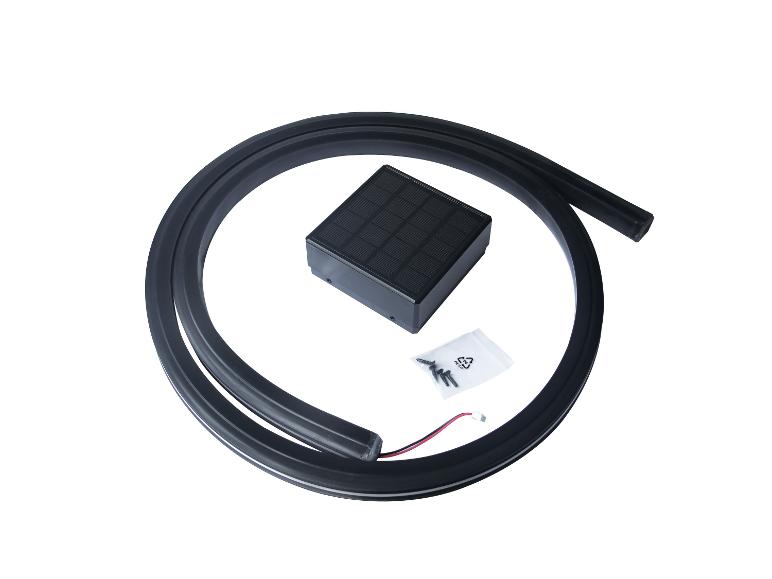 Solarbetriebenes LED-Lichtband-Set mit Solarpanel, Lichtband und Montagematerial.