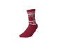 Roter Socken mit weißen Weihnachtsmustern und Schneeflocken