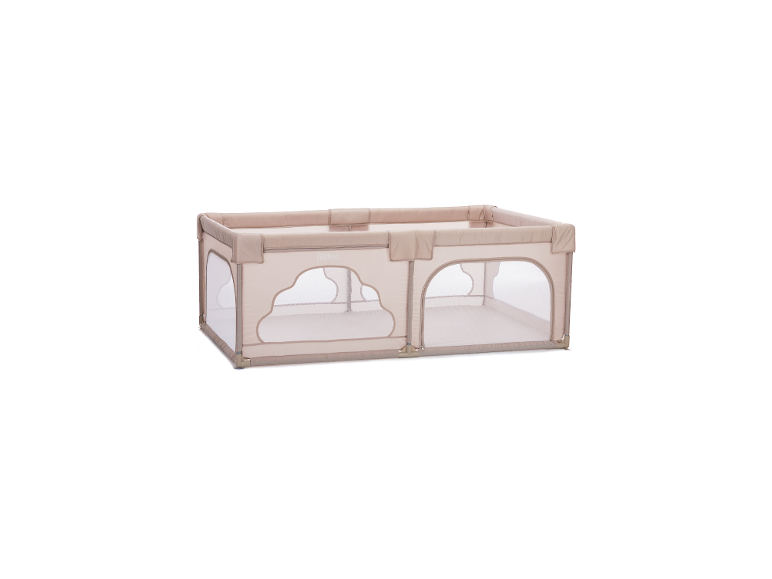 Beiges rechteckiges Laufgitter für Babys mit Netzseiten und Wolkenmotiven.