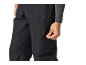 Nahaufnahme einer Person, die den Reißverschluss einer schwarzen Outdoor-Hose anpasst.
