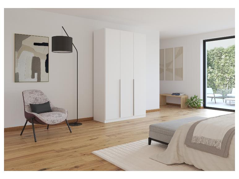 Sessel, weißer Schrank und Bett in einem modernen, minimalistischen Schlafzimmer.