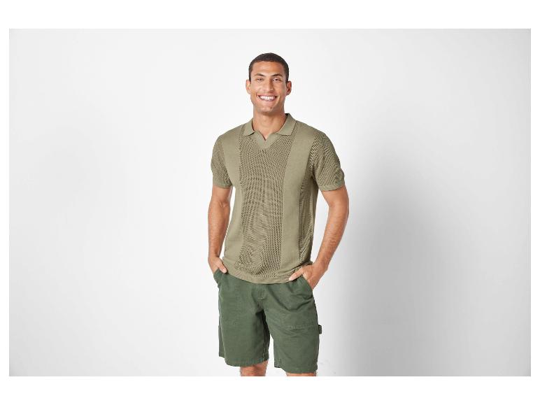 Herren-Poloshirt und Khaki-Shorts.