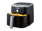 Schwarze Heißluftfritteuse mit Digitalanzeige, die 200 Grad Celsius anzeigt, gefüllt mit Pommes Frites.