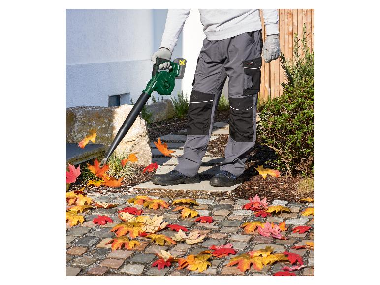PARKSIDE 20 V Akku-Universalgebläse beim Entfernen von Herbstlaub auf einem Steinweg.