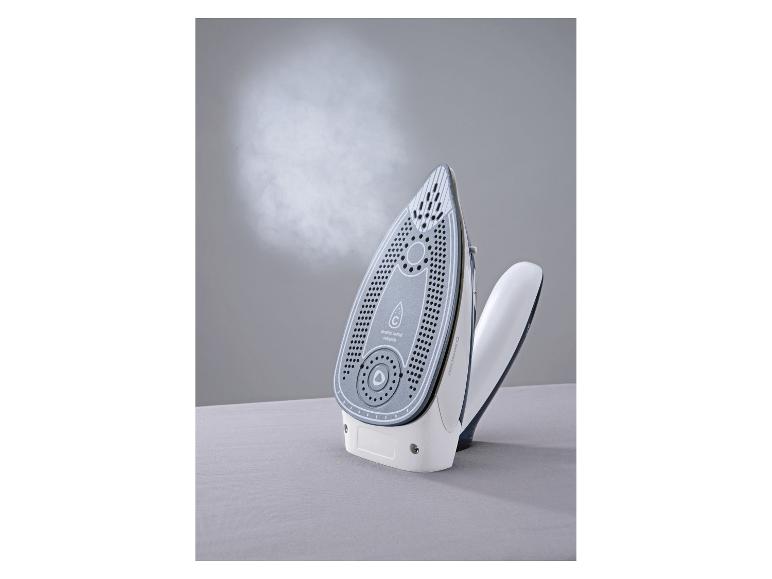 Dampfbügeleisen mit Keramiksohle, Dampf abgebend, auf einer hellgrauen Oberfläche.