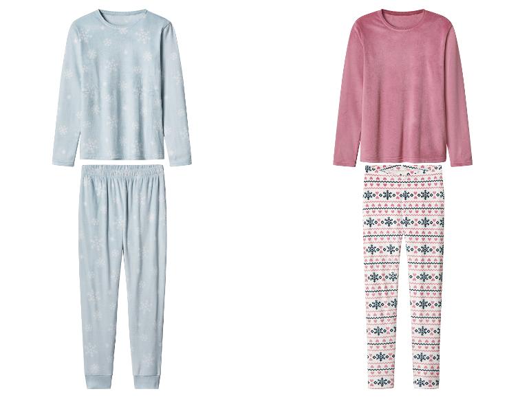 Zwei Fleece-Pyjama-Sets, eines hellblau mit Schneeflocken, eines rosa mit gemusterter Hose.