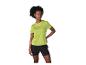 Frau in einem limettengrünen Sport-T-Shirt und schwarzen Shorts.
