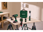 Werkbank mit Bohrmaschine, Werkzeugkasten, Laser und Taschenlampe.