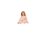 Mädchen in rosa gemustertem Pyjama auf dem Boden sitzend