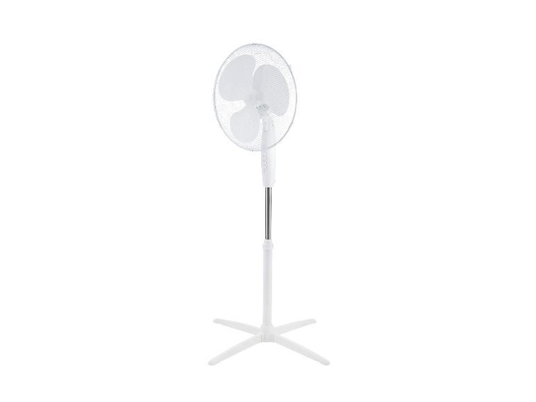 Weißer Standventilator mit rundem Kopf und kreuzförmigem Fuß.