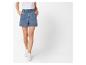 Jeans-Shorts und weiße Sneaker.