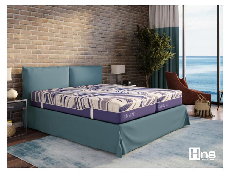 Schlafzimmer mit Hn8 Sequal Bett, Ziegelwand und Meerblick.