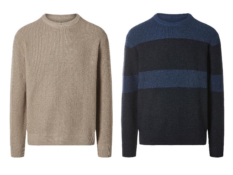 Zwei Herren-Strickpullover: ein beiger und ein dunkelblauer gestreifter.