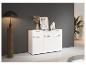 Weißes Sideboard mit Schubladen und Türen, dekoriert mit Vasen, Rahmen und einer Stehlampe.