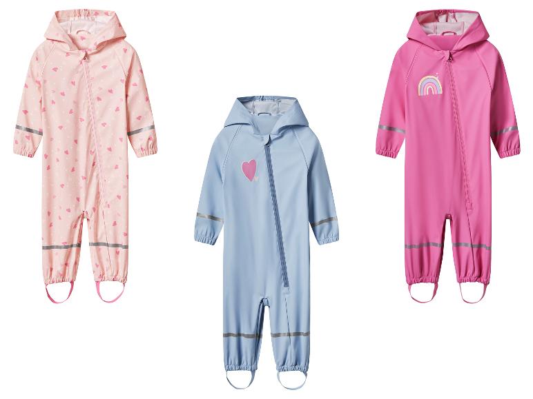 Drei Kinder-Regenoveralls: rosa mit Herzen, blau mit Herz und pink mit Regenbogen.
