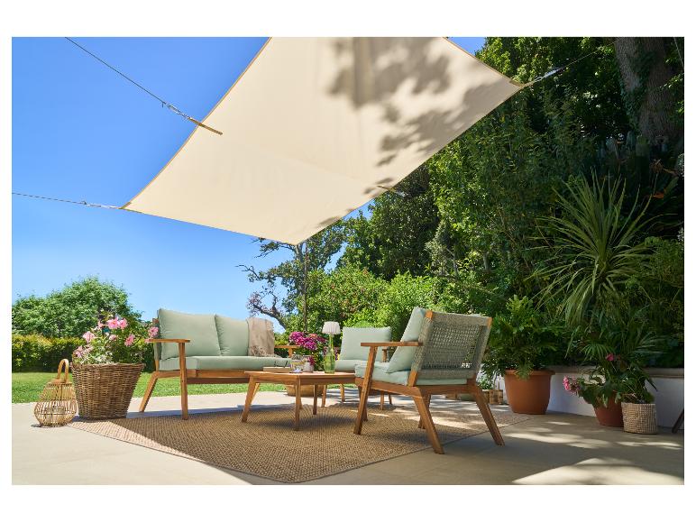 Gartenmöbel-Set mit Sofa, Sesseln, Couchtisch und Sonnensegel auf einer Terrasse.