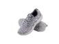 Graue Sportschuhe mit weißer Sohle und Schnürsenkeln