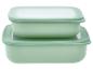 Zwei gestapelte hellgrüne Plastikbehälter mit durchscheinenden weißen Deckeln.