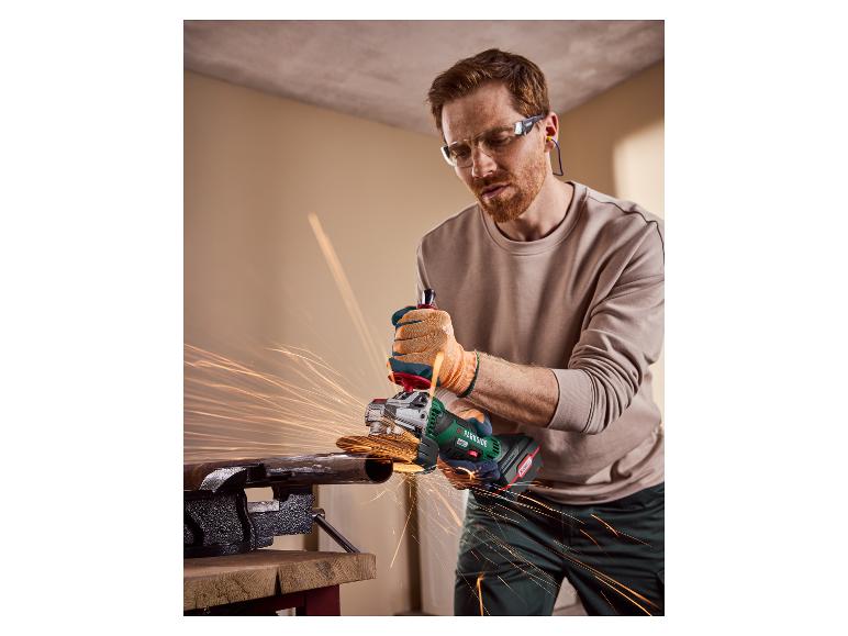 Mann mit Schutzbrille und Gehörschutz verwendet einen Parkside Winkelschleifer.