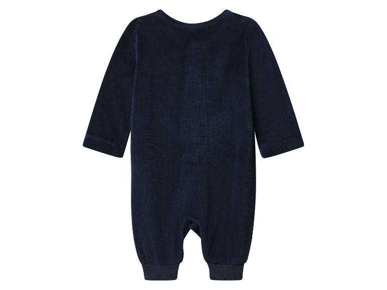 Weicher marineblauer Velours-Baby-Strampler.
