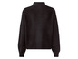 Ein schwarzer Strickpullover mit Rollkragen.